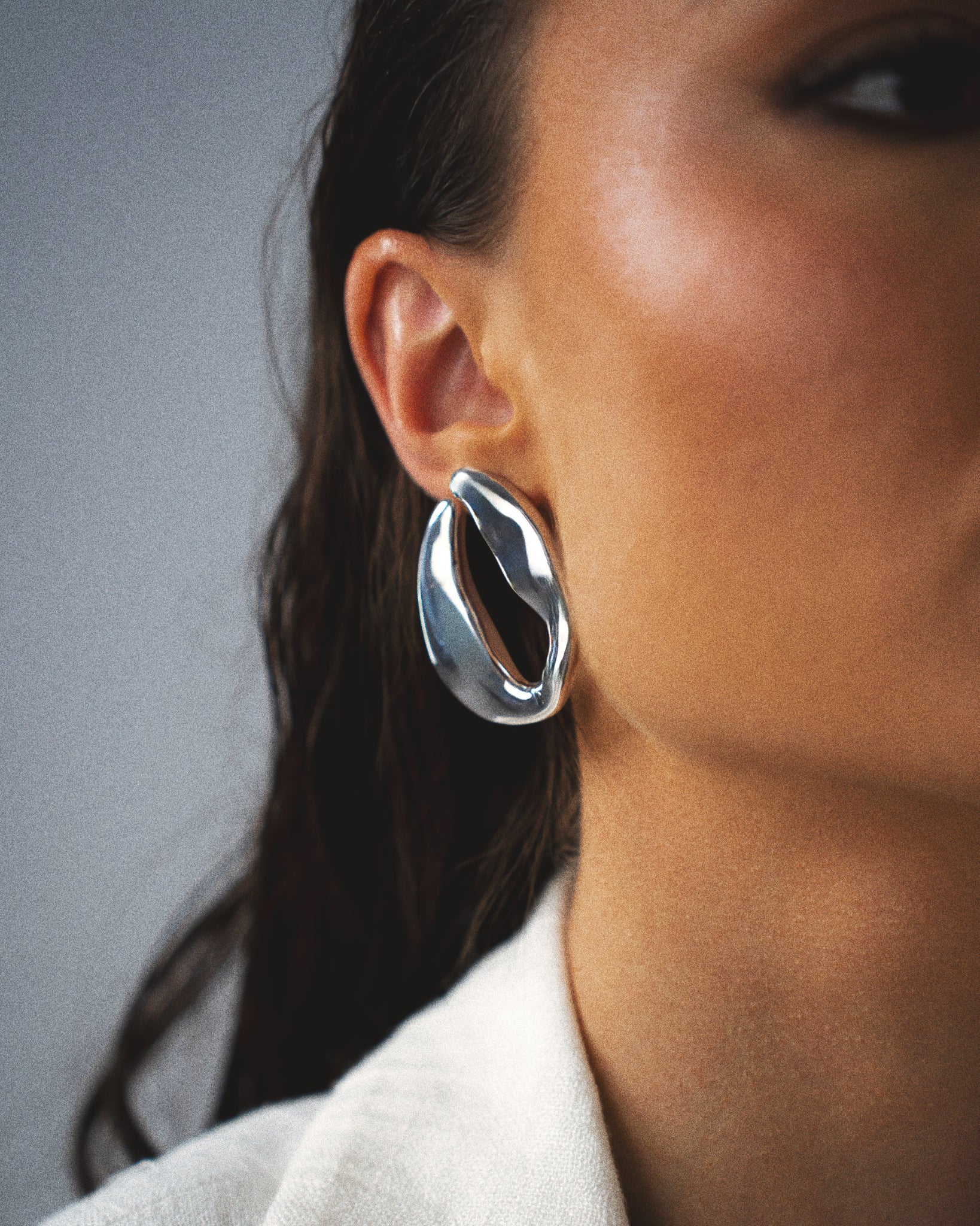 Cercei Tides, argint 925 sterling cu finisaj de aur 18k, volum sculptural – Colectia Elleva