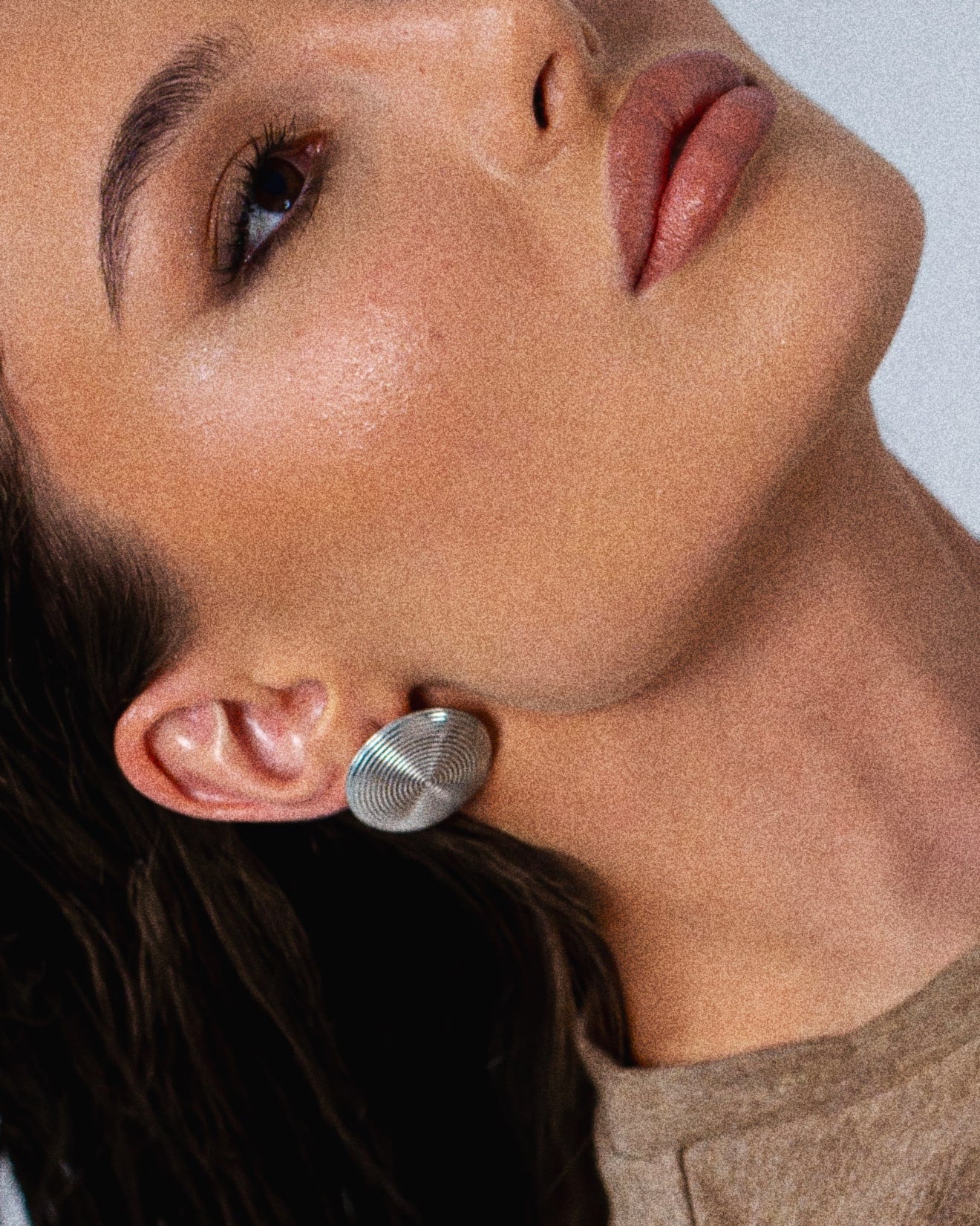 Cercei Soleil, argint 925 sterling cu finisaj de aur 18k, textura radiala – Colectia Elleva